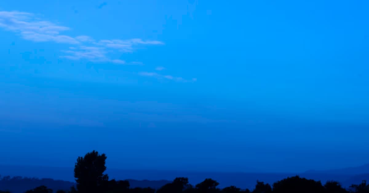 Luz Azul y Calidad del Sueño: Qué Sucede Cuando Cambias tu Iluminación Nocturna