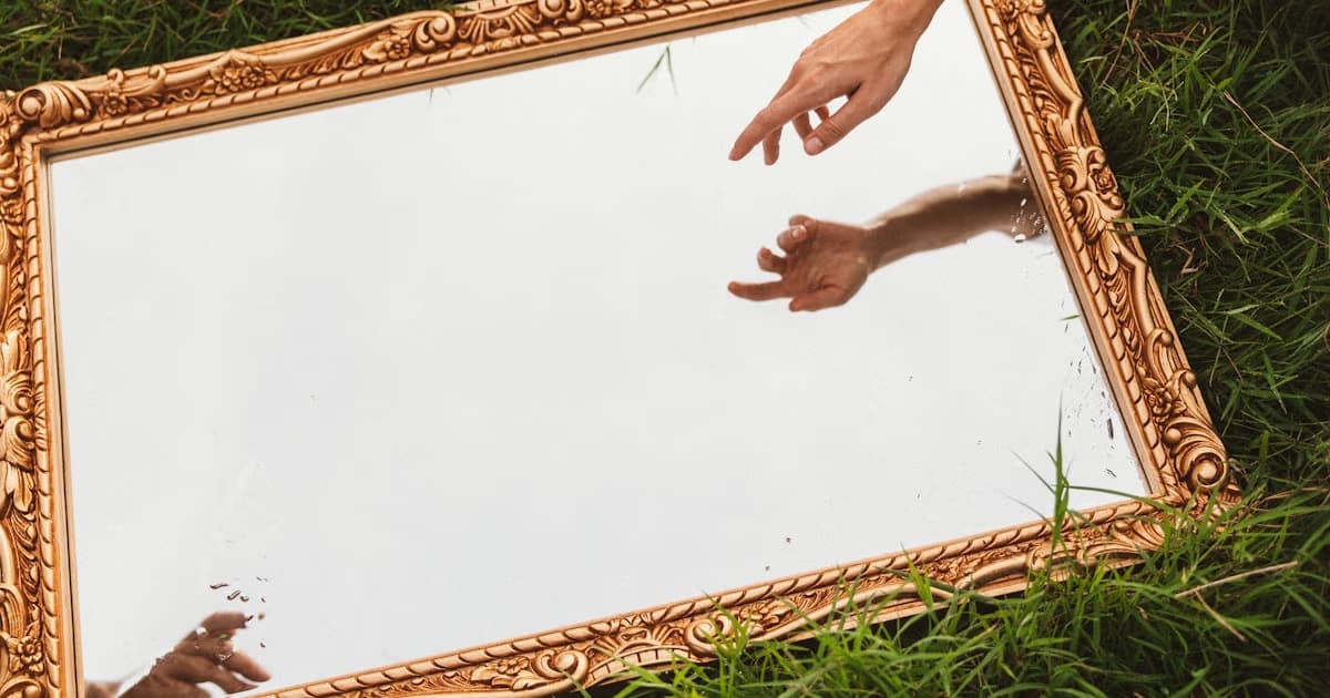 Mirror Symbolism in Dreams: Reflection Without Resolution